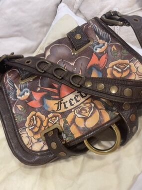 Isabella Fiore Brown Leather Shoulder Bag with Floral 'Freedom' Graphic 😍
